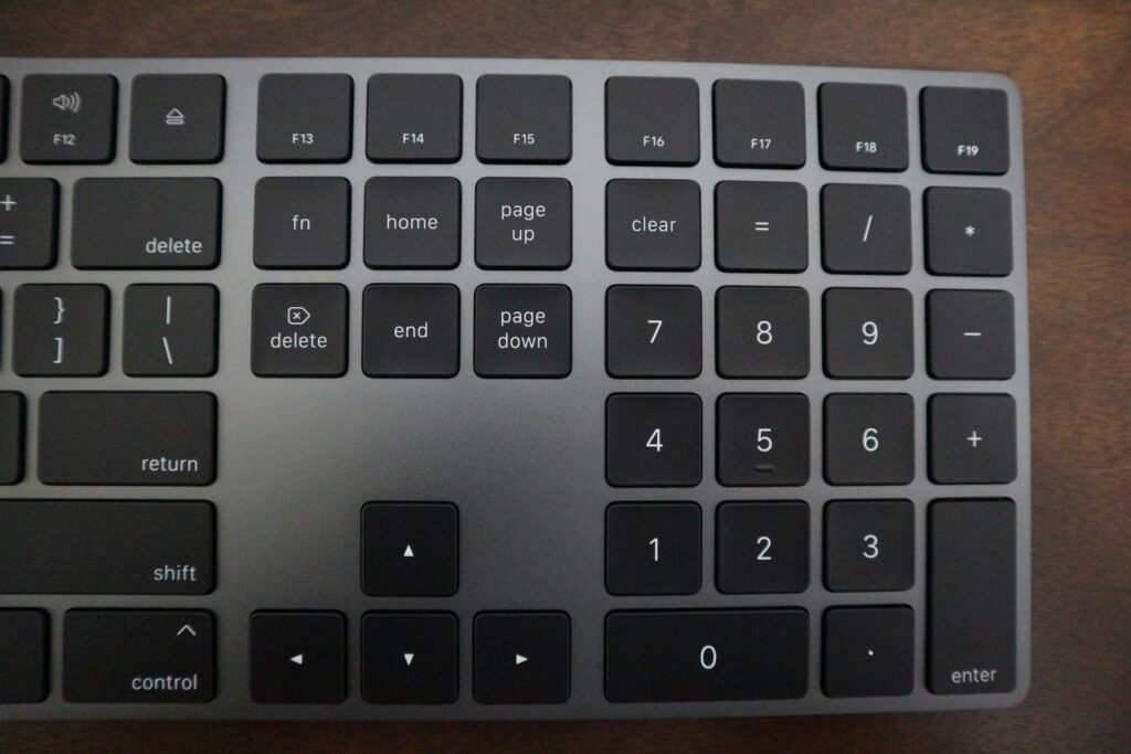 スペースグレイのMagic Keyboard（US配列）、使用レビュー。お洒落な 