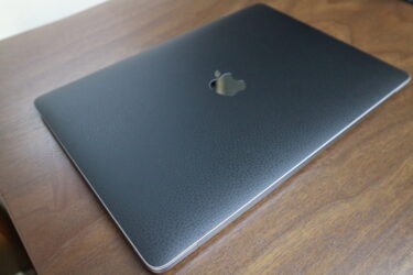 【wraplusスキンシール】Macbookに貼り付けて傷から守りデザイン性もアップ