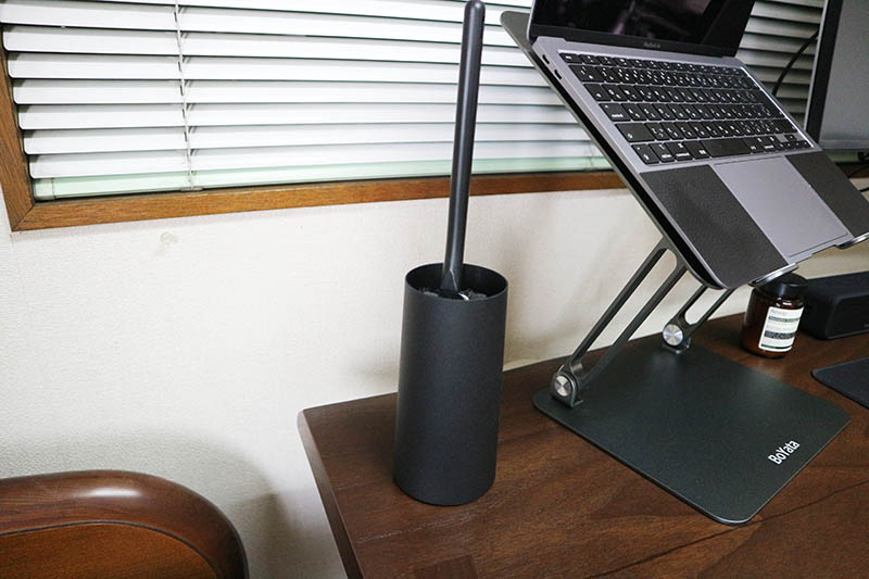 清掃用具:クイックルハンディ黒と山崎実業のtower