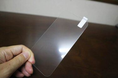 【iPhone 13の保護フィルム】NIMASOのガラスフィルムはガイド枠付きで貼りやすい