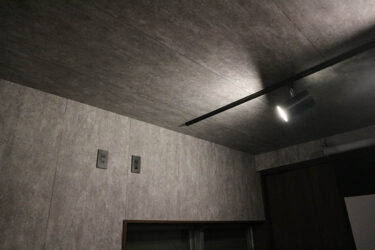 【ルノン・RF-6452】コンクリート風壁紙で部屋をお洒落にする