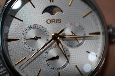 【オリス アートリエ コンプリケーションをレビュー】大人の雰囲気漂う機械式腕時計