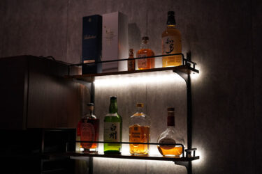 お酒を飾る棚をテープライトでおしゃれに光らせる。落下防止機能付き。