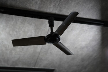 ダクトレールファンで空気循環！BRIDの天井用扇風機をレビュー。