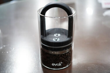 空気を抜くのに便利なprepara（プレパラ）EVAKのキャニスターをレビュー。コーヒーの保存に便利です。